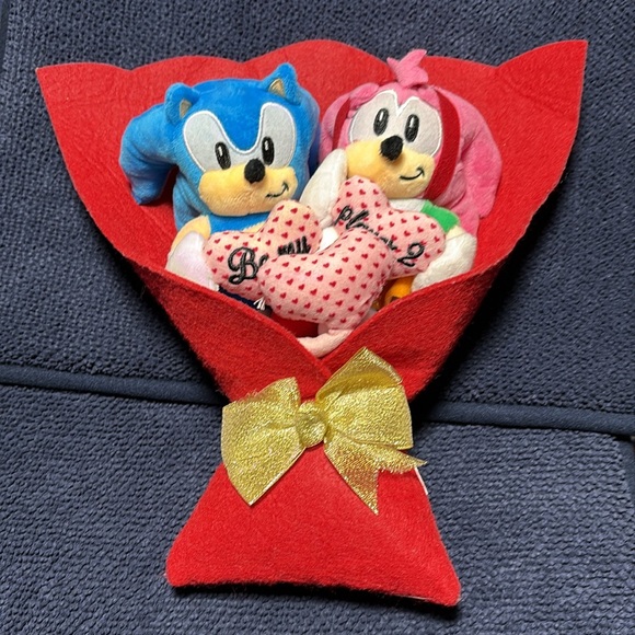 SEGA SONIC HEDGEHOG and Amy Rose valentines Red Felt Bouquet with Plush Toys - Picture 3 of 5
